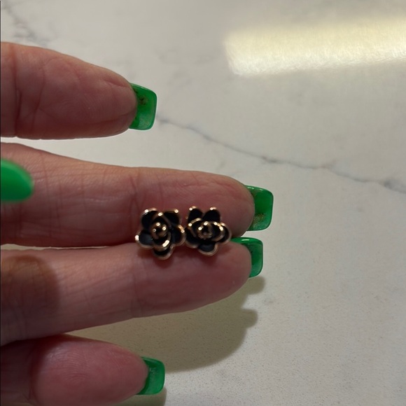 Elegant Gold Flower Stud Earrings Costume - Picture 1 of 3